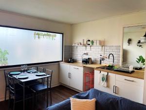 Kuchyň nebo kuchyňský kout v ubytování Precioso Departamento en Isla Teja Para 4 Personas con Estacionamiento Privado