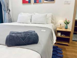 a bedroom with a bed with a blue towel on it at Lustay Doubleroom- Kd518 -1 Giường in Ðình Loan