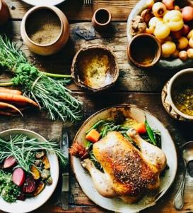 un tavolo di legno sormontato da piatti di cibo e verdure di Tarly Pit a Cranbrook