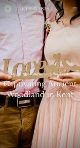 Un uomo e una donna con un abito da sposa di Tarly Pit a Cranbrook