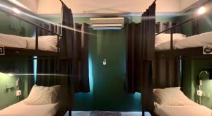 Postel nebo postele na pokoji v ubytování Nimman Forest Hostel