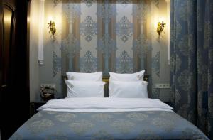 Postel nebo postele na pokoji v ubytování Neapol Boutique Hotel