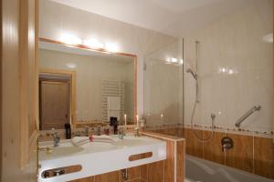 A bathroom at Hotel Alpenpanorama