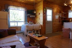 ein Wohnzimmer mit Sofa und Tisch in der Unterkunft Meadowview Cottages in North Milton