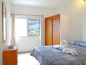 1 dormitorio con cama y ventana en Apartamentos Domínguez, en Calera