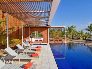 Bazén v ubytování Movenpick Resort Lamantin Saly nebo v jeho okolí