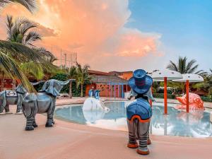 Bazén v ubytování Movenpick Resort Lamantin Saly nebo v jeho okolí
