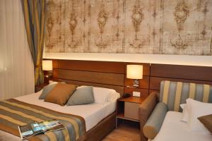 Posteľ alebo postele v izbe v ubytovaní LH Hotel Sirio Venice