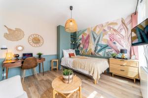 un dormitorio con una cama y un escritorio en Le Taïga - Wifi - Parking gratuit - Métro - Gare - Musée Piscine, en Roubaix