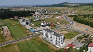 une vue aérienne d'un grand bâtiment blanc avec une route dans l'établissement Relax Apartment Băile Felix, à Cordău 10 autres photos