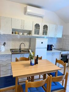 Kuchyň nebo kuchyňský kout v ubytování Apartments Frakić
