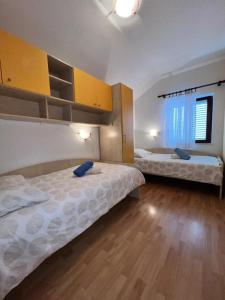 Postel nebo postele na pokoji v ubytování Apartments Frakić