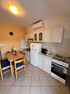 Kuchyň nebo kuchyňský kout v ubytování Apartments Frakić