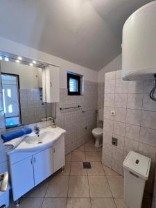 Koupelna v ubytování Apartments Frakić