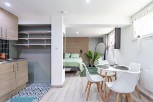 LarueにあるCasptay Chevilly-Larue - proche aéroport Orlyのベッドとテーブルと椅子のある部屋