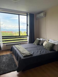 Ένα ή περισσότερα κρεβάτια σε δωμάτιο στο Аспен голф ризорт F204