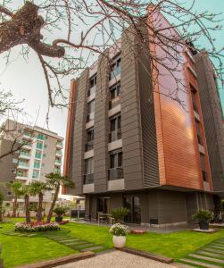 een weergave van een gebouw met gras en bomen bij BMK APART Otel in Antalya