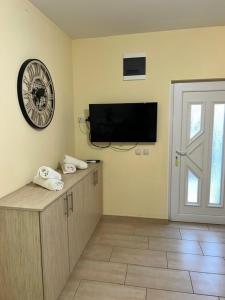 TV a/nebo společenská místnost v ubytování Apartments Frakić