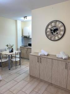 Kuchyň nebo kuchyňský kout v ubytování Apartments Frakić