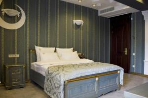 Un pat sau paturi într-o cameră la Neapol Boutique Hotel