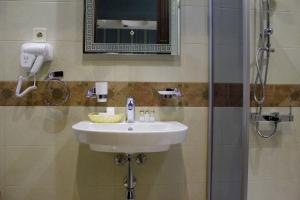 Koupelna v ubytování Neapol Boutique Hotel