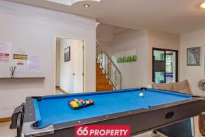 Biliár nebo kulečník v ubytování Local 4BR Pool House - Near City with Pool Table