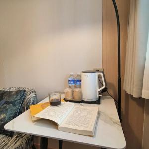 Kohvi ja tee valmistamise võimalus majutusasutuses 上海璞逸酒店&豫园老西门地铁站店