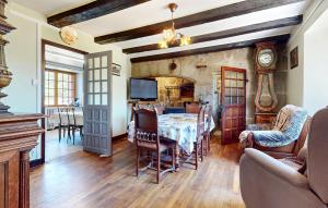 Posezení v ubytování Pet Friendly Home In Sarroux - Saint Julien