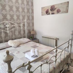 a bedroom with a bed with towels on it at Casale dei Villa villa with pool and private parking in Ciampino