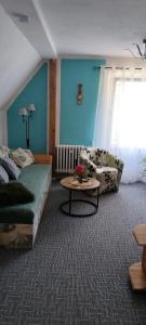 a living room with a bed and a coffee table at König in Korswandt