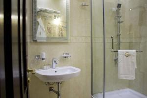 Koupelna v ubytování Neapol Boutique Hotel