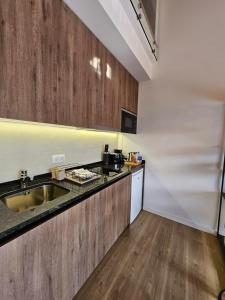 Η κουζίνα ή μικρή κουζίνα στο Marinha Grande Apartamentos Duo N7 +24 φωτογραφίες