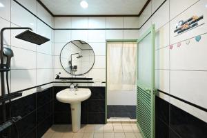 A bathroom at SKYPIEA Villa 空島五館-萬國 宜蘭包棟民宿l電動麻將l烤肉BBQl聚會