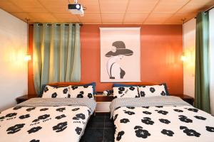 A bed or beds in a room at SKYPIEA Villa 空島五館-萬國 宜蘭包棟民宿l電動麻將l烤肉BBQl聚會