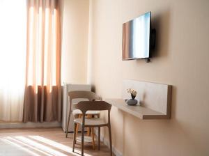 TV a/nebo společenská místnost v ubytování OKEJ Hotel