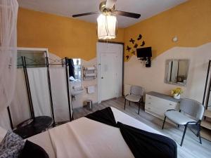 ein Wohnzimmer mit einem Bett und einem Deckenventilator in der Unterkunft Hospedaje Botin in Santander