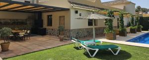 Bazén v ubytovaní Alojamiento Rural Casitas Cueva del Gato alebo v jeho blízkosti