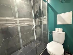 Koupelna v ubytování Yana Room - Centre ville, Studios, espace travail, Wifi fibre