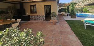 Bazén v ubytovaní Alojamiento Rural Casitas Cueva del Gato alebo v jeho blízkosti