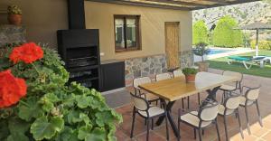Bazén v ubytovaní Alojamiento Rural Casitas Cueva del Gato alebo v jeho blízkosti