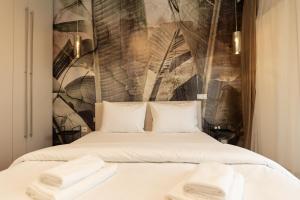 Katil atau katil-katil dalam bilik di Royalton Suites