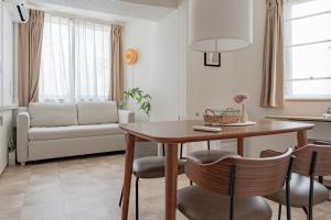 Predel za sedenje v nastanitvi SHIKA HOME 横滨中华街 高级公寓 适合家庭 多人 Luxury Family Living near Chinatown キッチン完備 家族やグループに落ち着きある空間