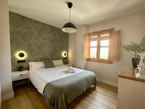 sypialnia z łóżkiem z pluszowym misiem w obiekcie Apartamento Calle Varela Centro w Grenadzie