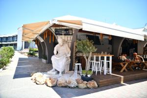 A restaurant or other place to eat at MyElla Boutique Hotel