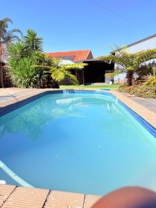 Una gran piscina azul en un patio. en 43 Home, en Witbank
