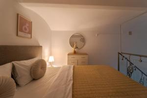 Ένα ή περισσότερα κρεβάτια σε δωμάτιο στο Teatralna apartment with terrace