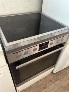 Un horno de estufa en una cocina en Apartment, en Frankfurt 17 fotos más