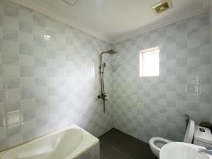 a bathroom with a tub and a toilet and a sink at Siem Reap Local Stay in Phumĭ Réach Born +39 photos
