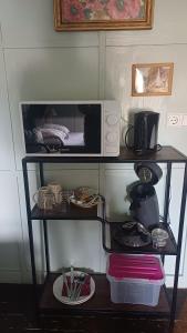 a microwave sitting on top of a shelf at De Snoeperij in Dirksland