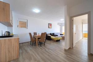 Kuchyň nebo kuchyňský kout v ubytování Saraj Apart Hotel